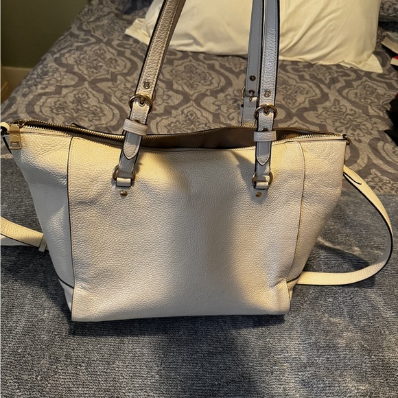Coach Cream Tote Bag with Textured Leather and Adjustable Strap - Picture 3 of 5